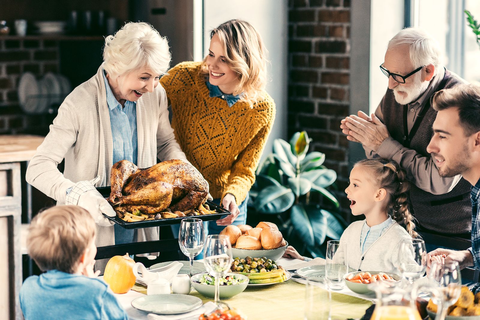 La 'teoría de la abuela': ¿por qué las mujeres mayores insisten en servir más comida?