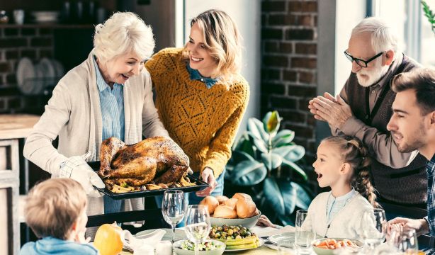 La 'teoría de la abuela': ¿por qué las mujeres mayores insisten en servir más comida?