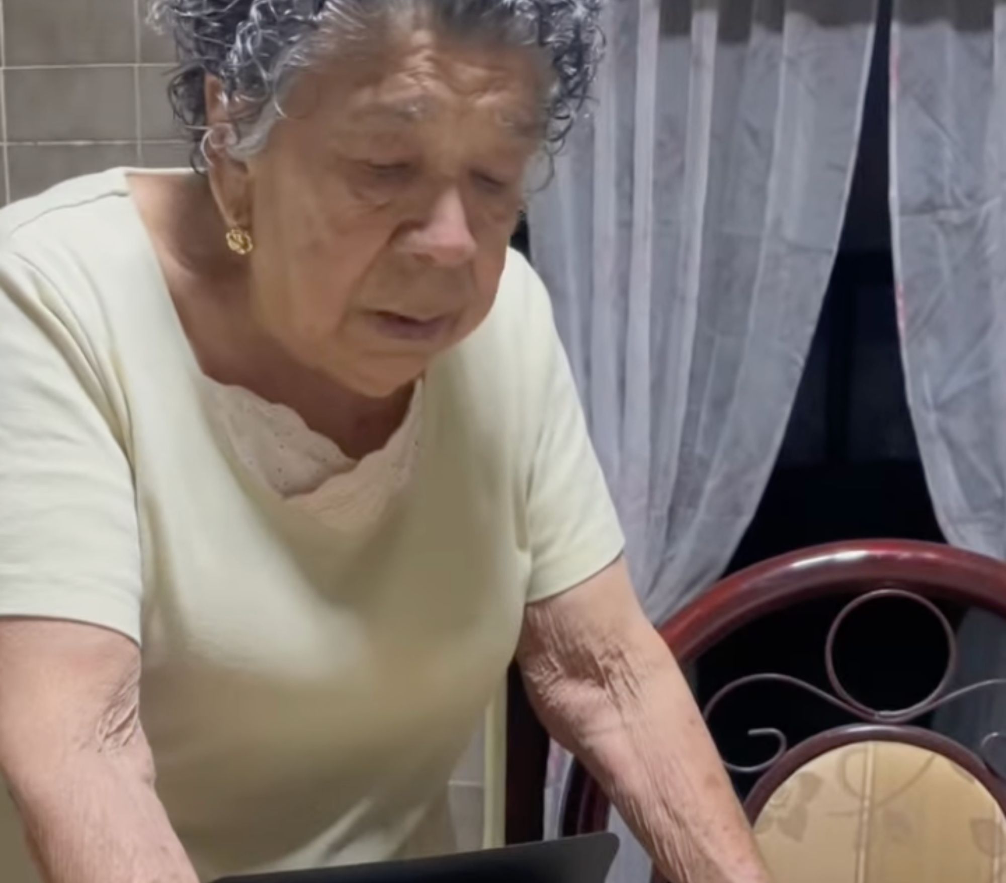 VÍDEO: Sorprende a su abuela pidiéndole que le lleve al altar y su reacción emociona (Instagram @elangelsoyyo12)