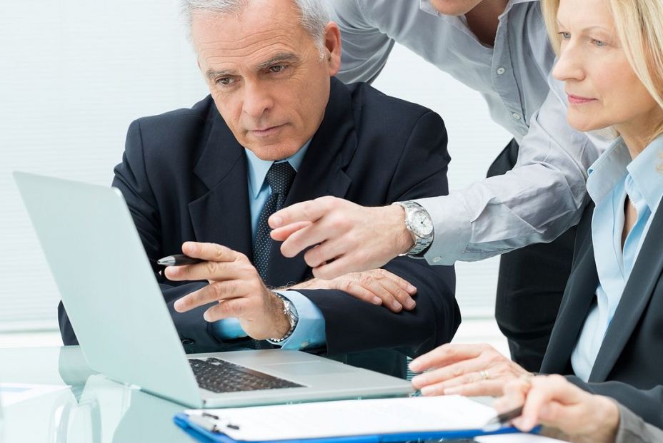 bigstock senior mujer hombre oficina