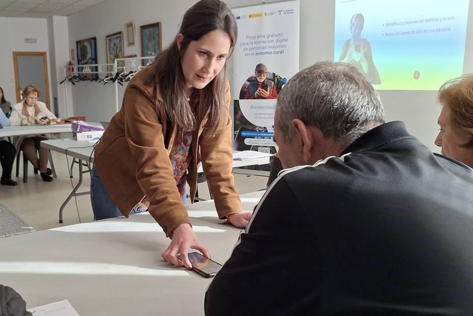 Fundación Telefónica impulsa la capacitación digital de personas mayores en el entorno rural Fundación Telefónica impulsa la capacitación digital de personas mayores en el entorno rural