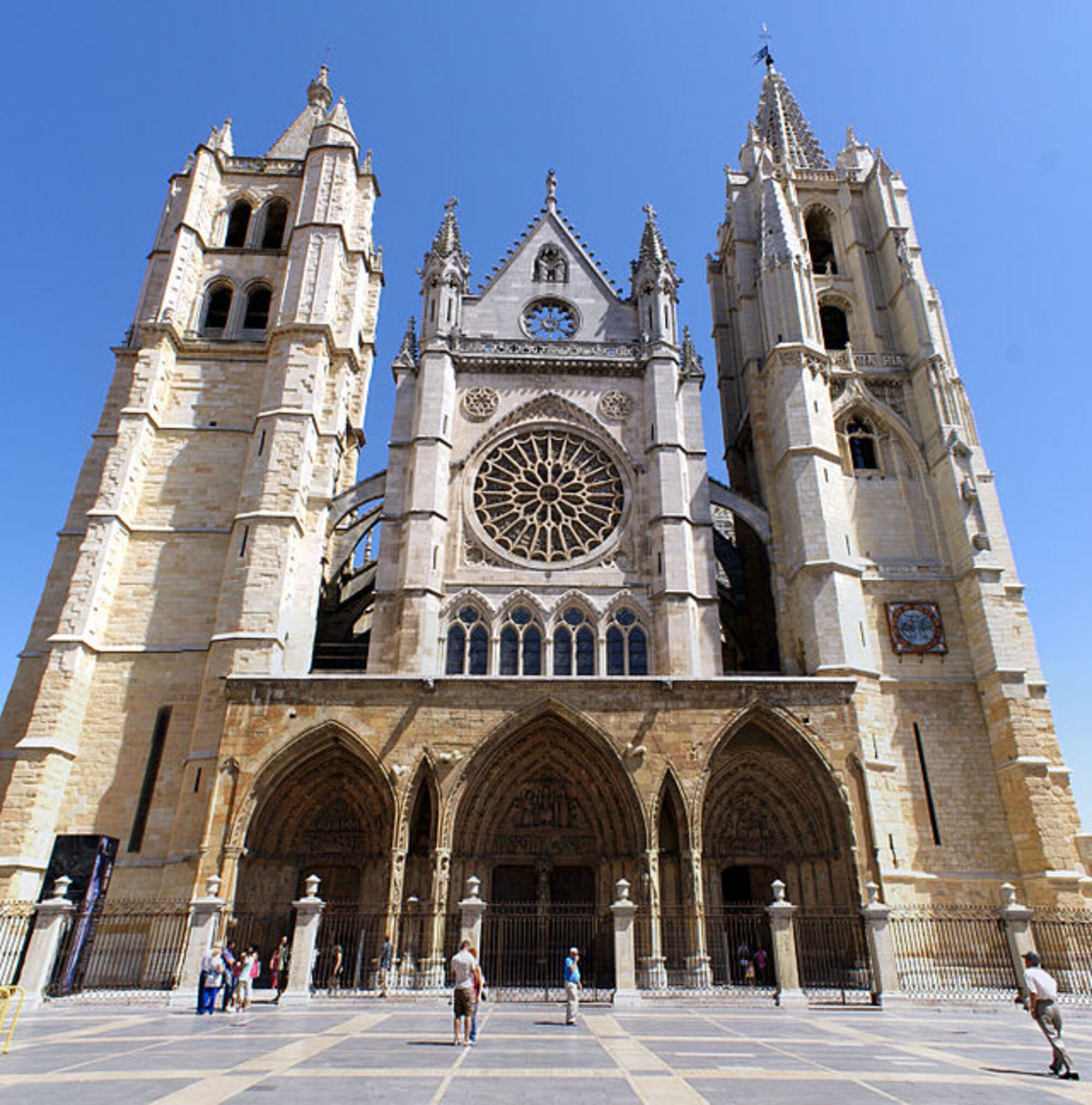 Wikipedia Commons. ¿Cuáles son los edificios más antiguos de León? Wikipedia Commons. ¿Cuáles son los edificios más antiguos de León?