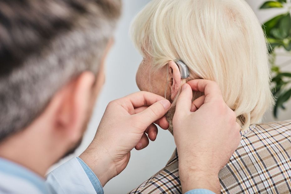 ¿Cómo prevenir la pérdida de audición en personas mayores?