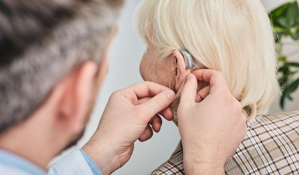 ¿Cómo prevenir la pérdida de audición en personas mayores?