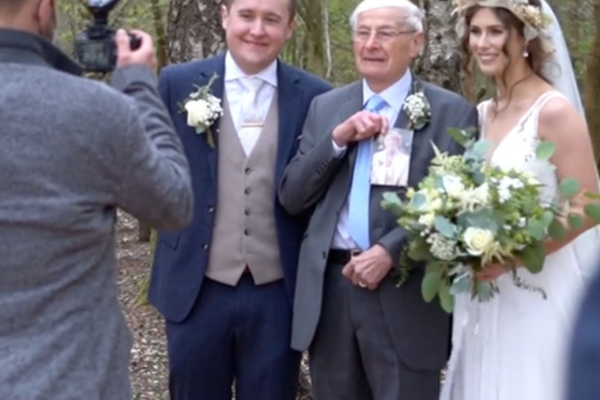 VÍDEO: El conmovedor momento en que un hombre recuerda a su mujer fallecida en la boda de su nieto (TikTok: @jamesmorrisphotography)
