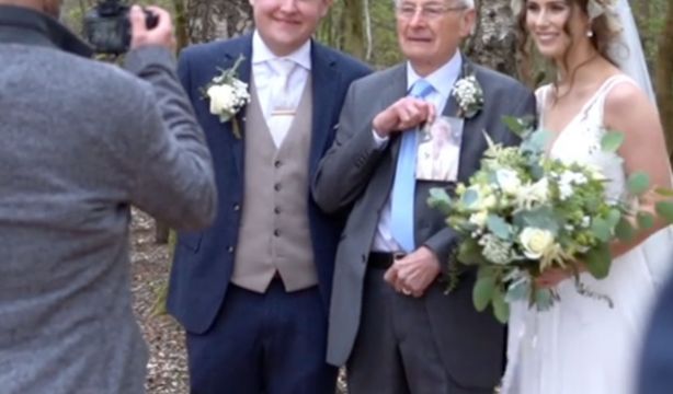 VÍDEO: El conmovedor momento en que un hombre recuerda a su mujer fallecida en la boda de su nieto (TikTok: @jamesmorrisphotography)