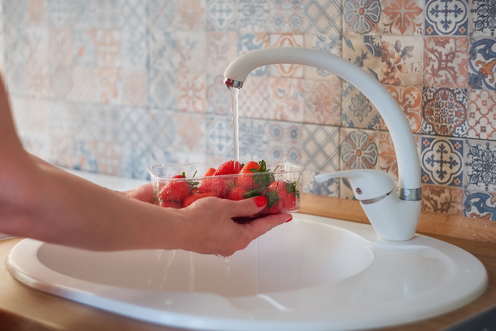 ¿Cómo lavar bien las frutas y verduras para evitar intoxicaciones?