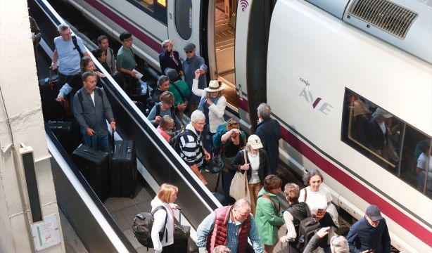 EuropaPress 6699805 caos viajeros estacion santa justa debido retraso robo cables trenes 05