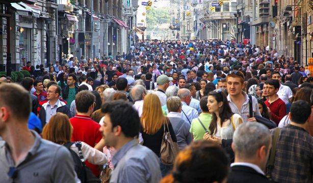 Tener dos hijos por mujer no basta: esta es la cifra necesaria para evitar la extinción