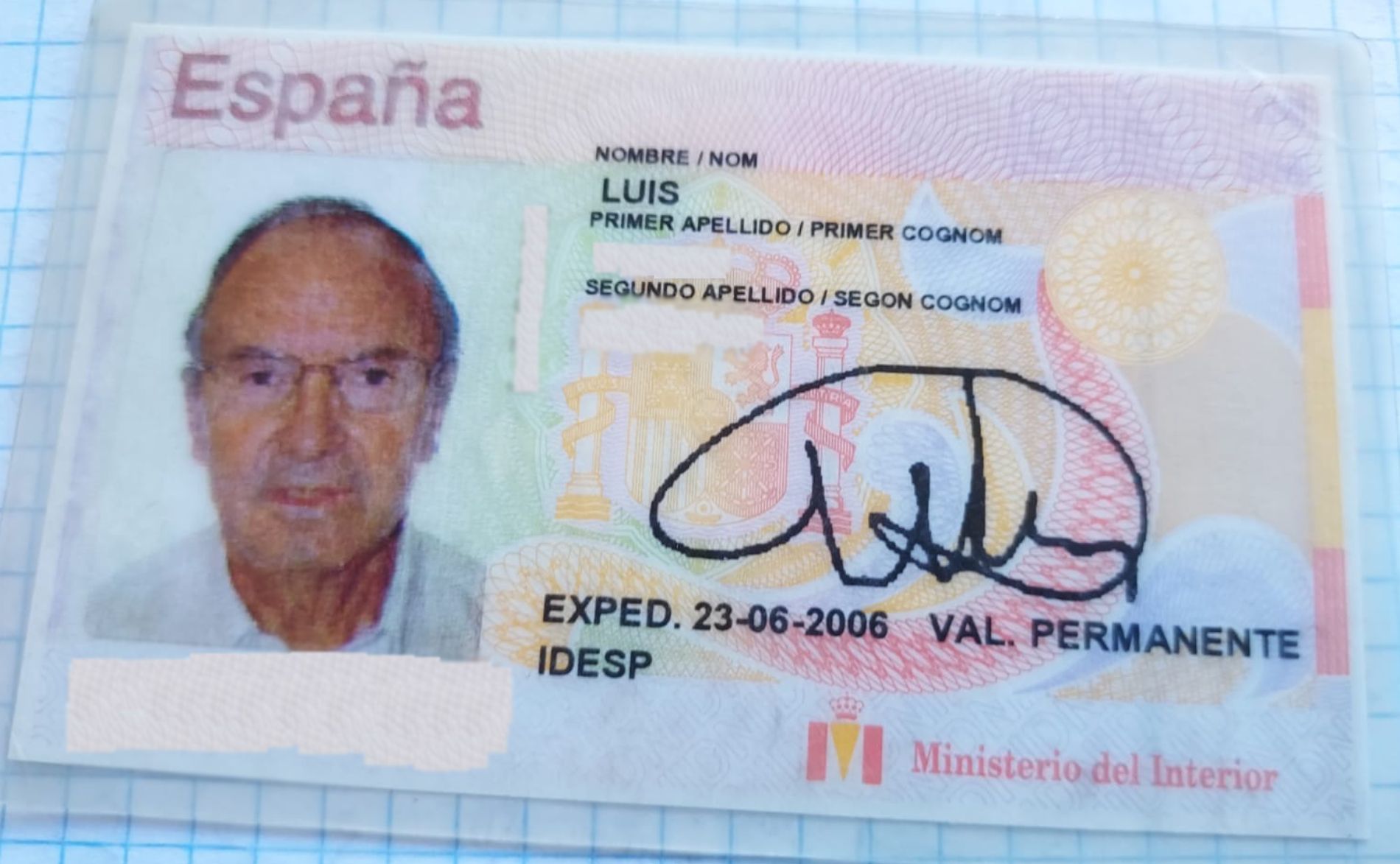 Impiden volar con Ryanair a un hombre de 89 años por tener un DNI permanente: "Es edadismo"
