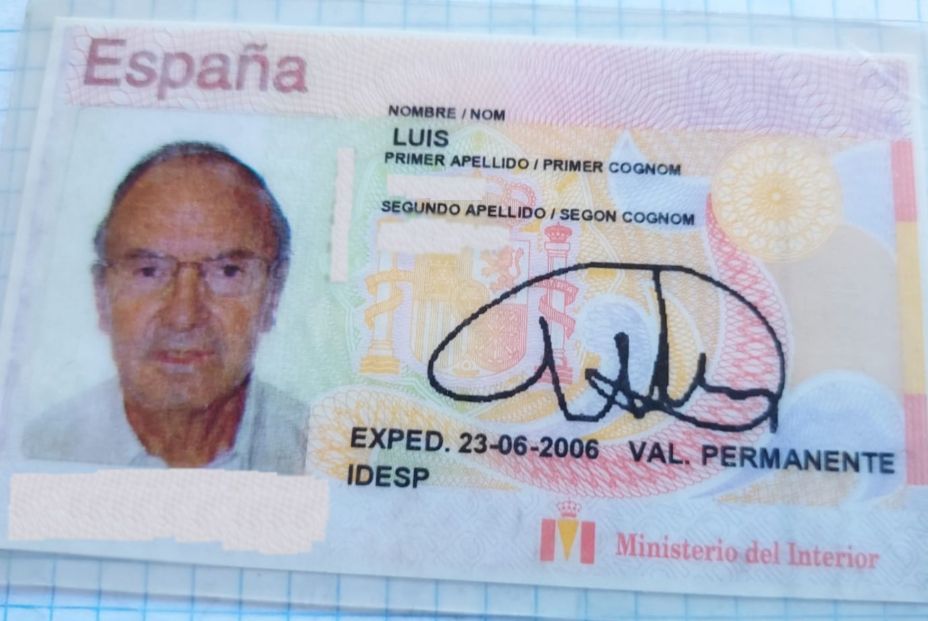 Impiden volar con Ryanair a un hombre de 89 años por tener un DNI permanente: "Es edadismo"