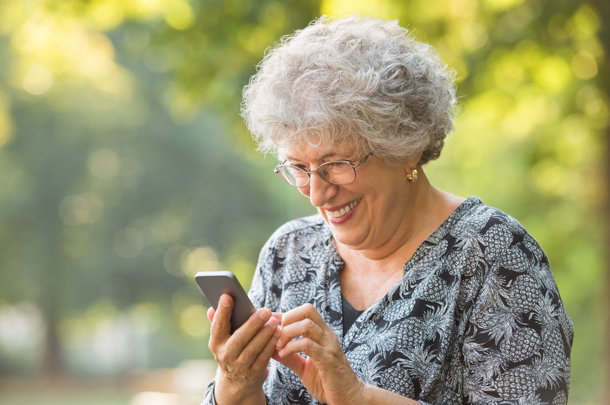 IA y nuevas tecnologías, claves para reducir la soledad en mayores y mejorar su independencia (Bigstock)