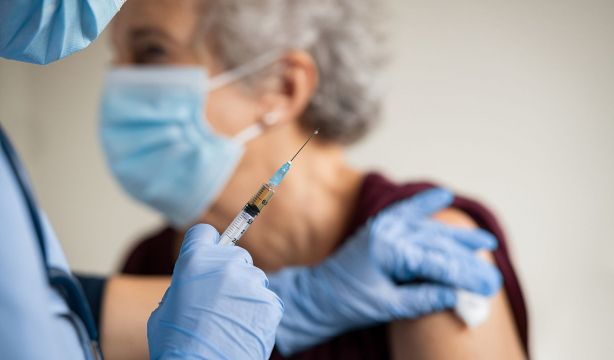 Expertos destacan la importancia de vacunar y tratar temprano enfermedades respiratorias en mayores