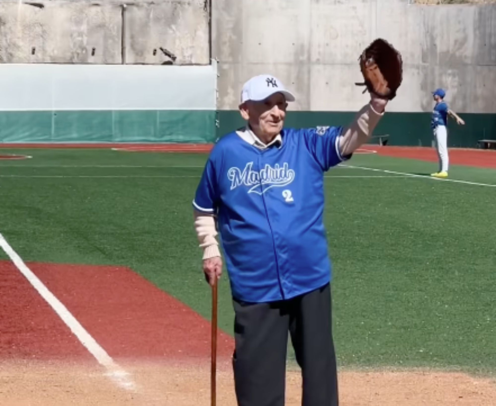 VÍDEO: Adopta Un Abuelo cumple el sueño de Ramón de volver a jugar al beisbol a los 90 años (Adopta Un Abuelo)