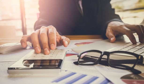 Formas de jubilarse en España en 2025: varias te permiten trabajar y cobrar pensión