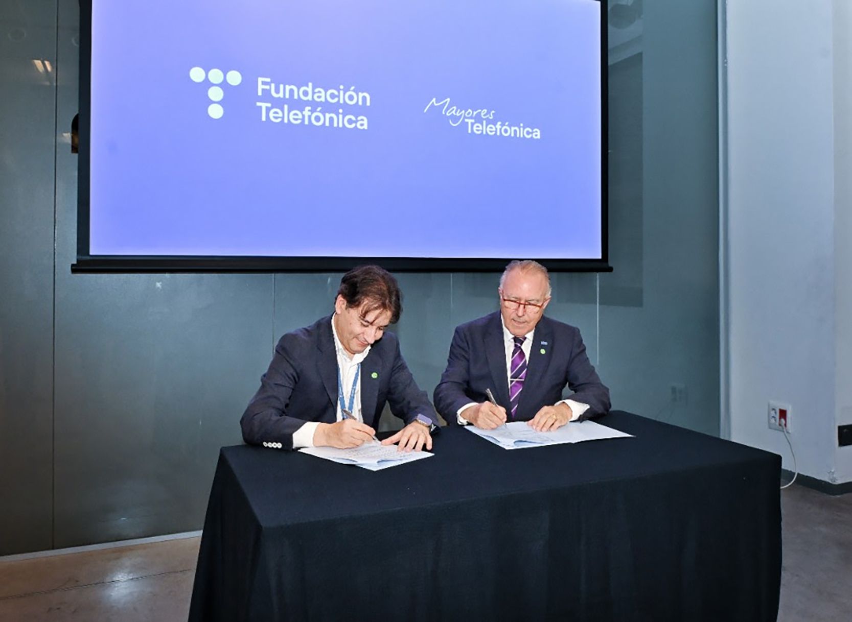 Pie de foto: Luis Prendes, director general de Fundación Telefónica y Santiago González, presidente de la Asociación de Mayores de Telefónica (AGMT)