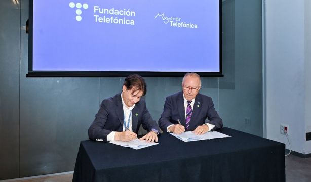 Pie de foto: Luis Prendes, director general de Fundación Telefónica y Santiago González, presidente de la Asociación de Mayores de Telefónica (AGMT)