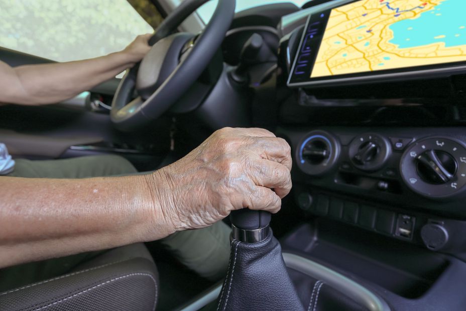 A los conductores sénior se les complica alquilar coche: más caro, menos oferta y requisitos extra. Foto: Bigstock