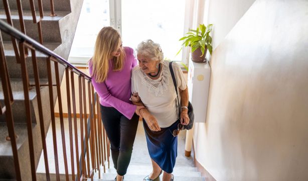 'Sube y baja', el programa que ayuda a mayores de Pamplona a salir de sus casas para hacer recados (Bigstock) 'Sube y baja', el programa que ayuda a mayores de Pamplona a salir de sus casas para hacer recados (Bigstock)