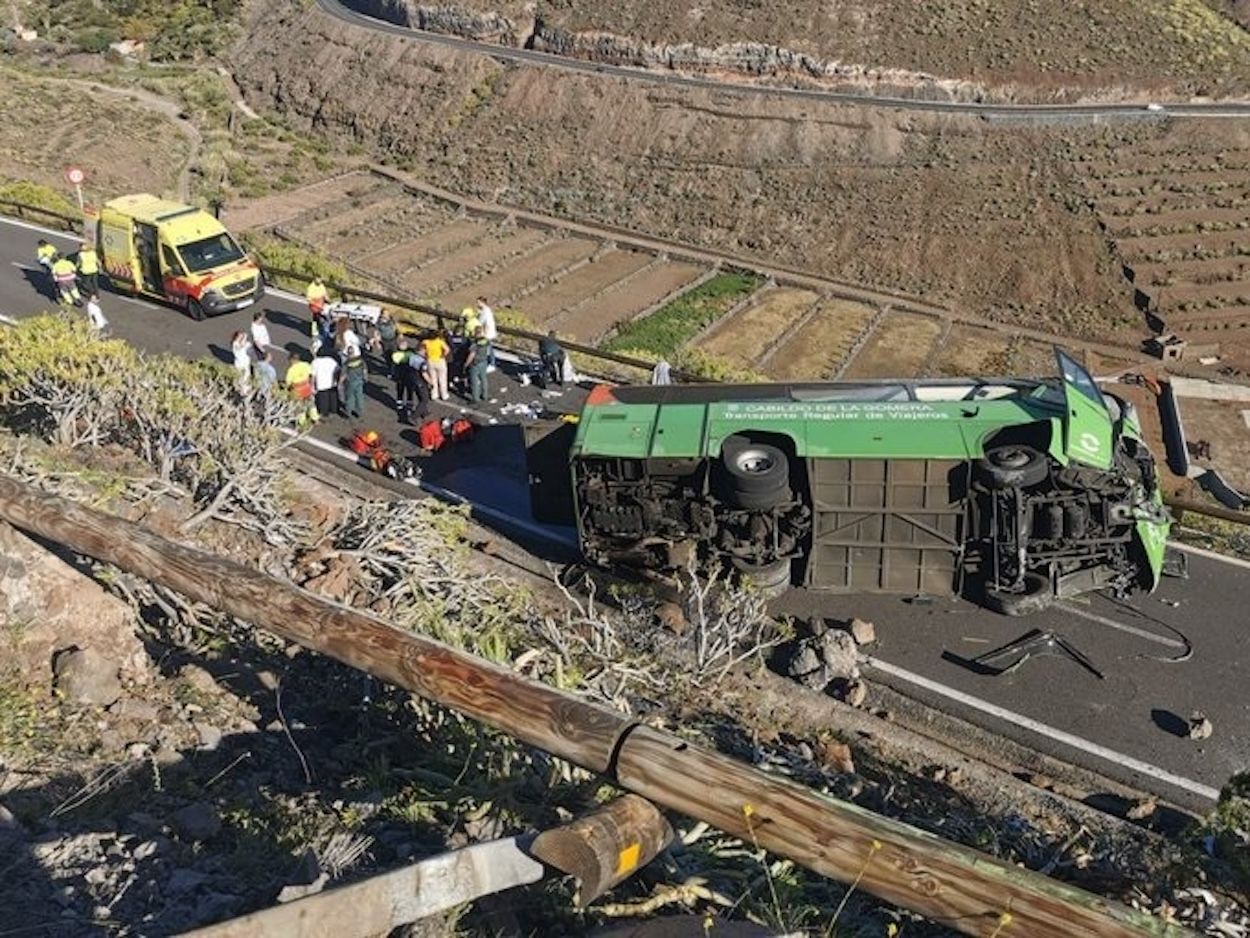 Una mujer fallecida y 10 heridos al volcar un autobús en La Gomera