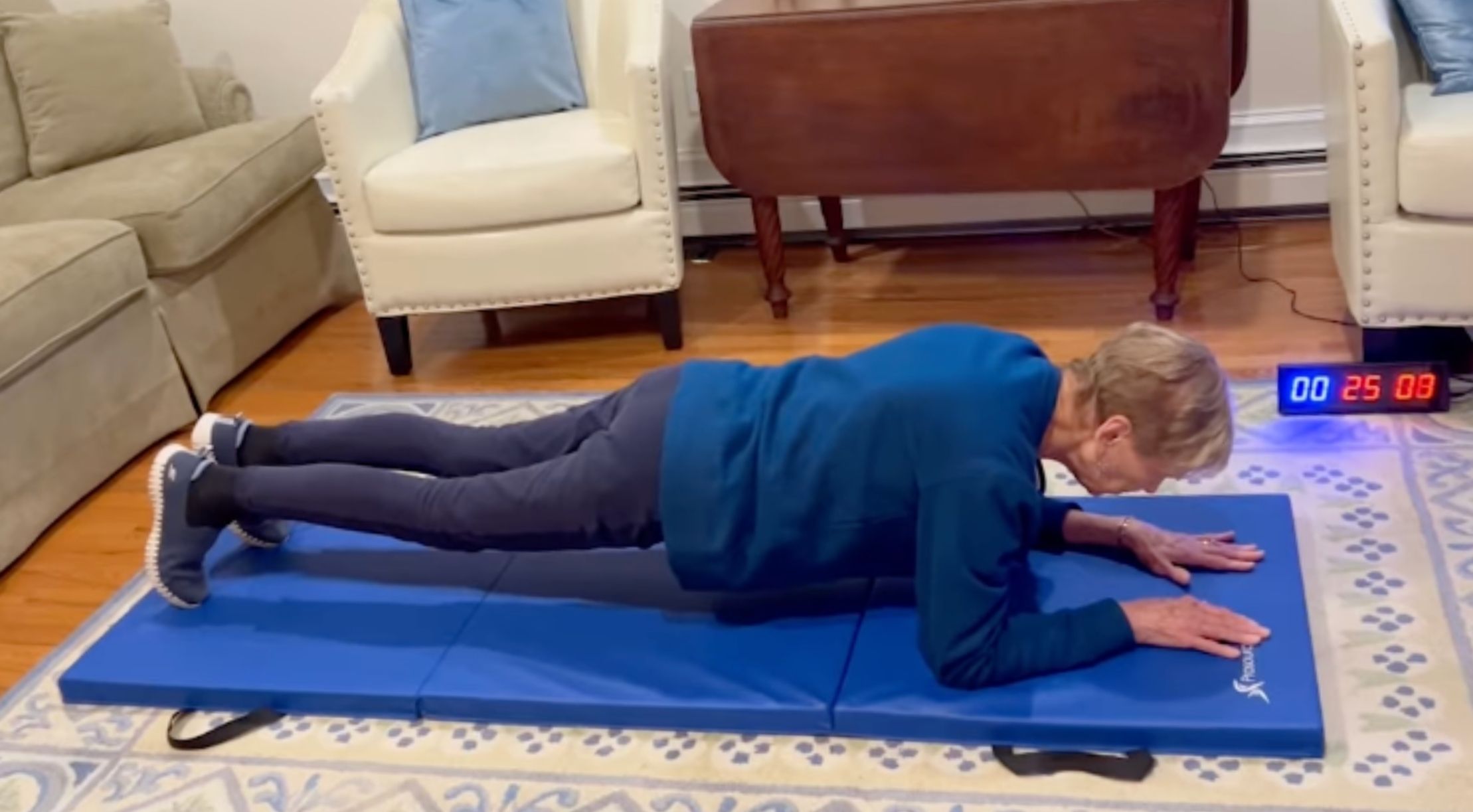 Una plancha abdominal de récord con 82 años: se convierte en la mujer de mayor edad en hacer una (Guinness World Records)