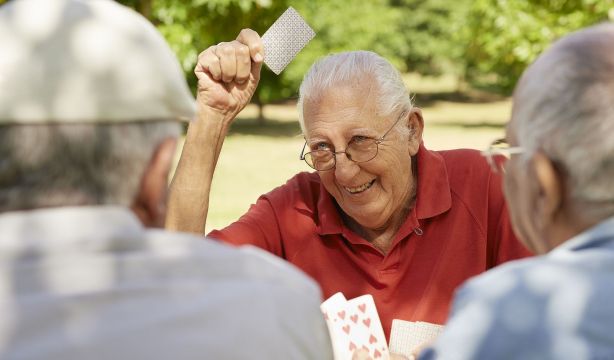 Guía de actividades sociales para sénior: mejora tu salud física y mental (BIgstock) 