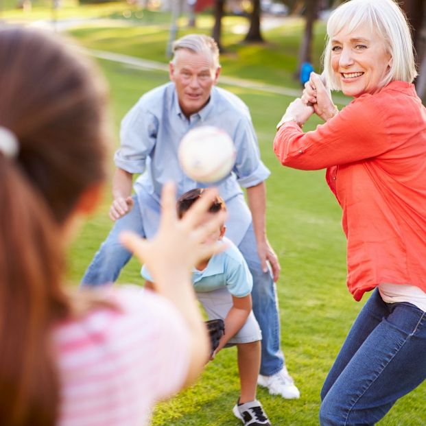 Unos abuelos jugando con sus nietos. (Bigstocck). Unos abuelos jugando con sus nietos. (Bigstocck).