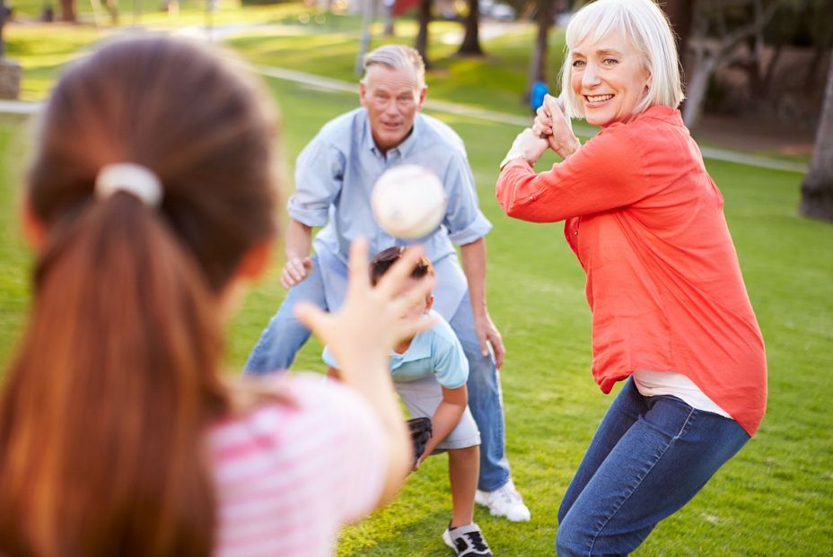 Unos abuelos jugando con sus nietos. (Bigstocck). Unos abuelos jugando con sus nietos. (Bigstocck).
