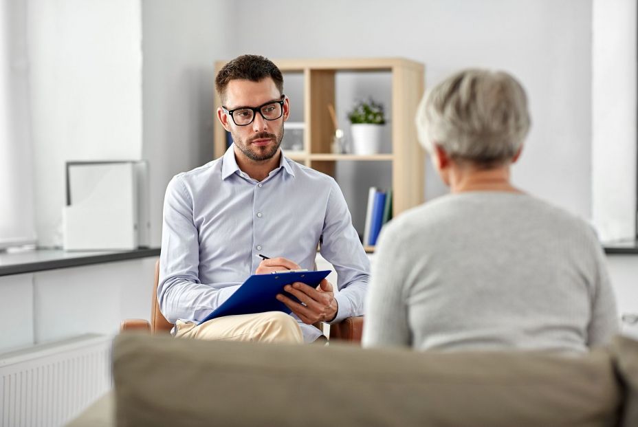 Un psicólogo atendiendo a una paciente. (BIgstock) Un psicólogo atendiendo a una paciente. (BIgstock)