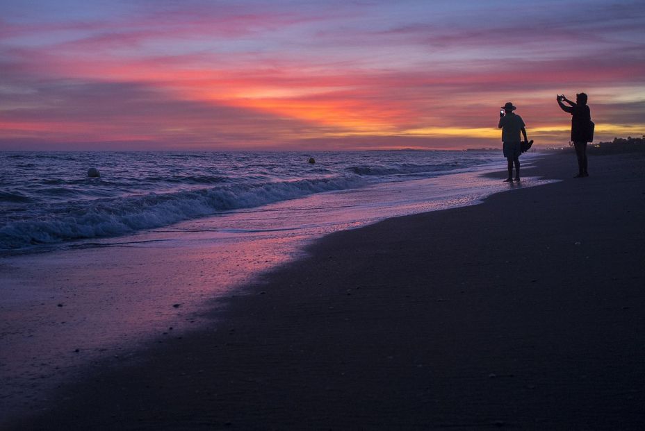 Uno de los destinos que puedes elegir es Islantilla, en la Costa de la Luz. Esta playa conformada por los municipios costeros de Isla Cristina y Lepe, ubicada en la provincia de Huelva, te ofrece un verdadero paraíso de arena fina y aguas cristalinas, donde podrás practicar diferentes deportes o actividades náuticas. Por otro lado, también tienes la opción de ir a Lanzarote, una isla hermosa volcánica que forma parte de la provincia de Las Palmas, donde el sol y la playa se juntan con la naturaleza. Sus paisajes volcánicos suelen despertar en los visitantes la impresión de estar conociendo otro planeta. Recorrer esta isla es como entrar a un territorio aún por descubrir. Lugares como el Parque Nacional de Timanfaya o la Cueva de los Verdes te causarán una sensación que pocas veces vivirás. Es importante destacar que todas las opciones de los viajes cuentan con alojamientos de alta calidad, y la posibilidad de añadir tren o avión desde tu ciudad. Uno de los destinos que puedes elegir es Islantilla, en la Costa de la Luz. Esta playa conformada por los municipios costeros de Isla Cristina y Lepe, ubicada en la provincia de Huelva, te ofrece un verdadero paraíso de arena fina y aguas cristalinas, donde podrás practicar diferentes deportes o actividades náuticas. Por otro lado, también tienes la opción de ir a Lanzarote, una isla hermosa volcánica que forma parte de la provincia de Las Palmas, donde el sol y la playa se juntan con la naturaleza. Sus paisajes volcánicos suelen despertar en los visitantes la impresión de estar conociendo otro planeta. Recorrer esta isla es como entrar a un territorio aún por descubrir. Lugares como el Parque Nacional de Timanfaya o la Cueva de los Verdes te causarán una sensación que pocas veces vivirás. Es importante destacar que todas las opciones de los viajes cuentan con alojamientos de alta calidad, y la posibilidad de añadir tren o avión desde tu ciudad.