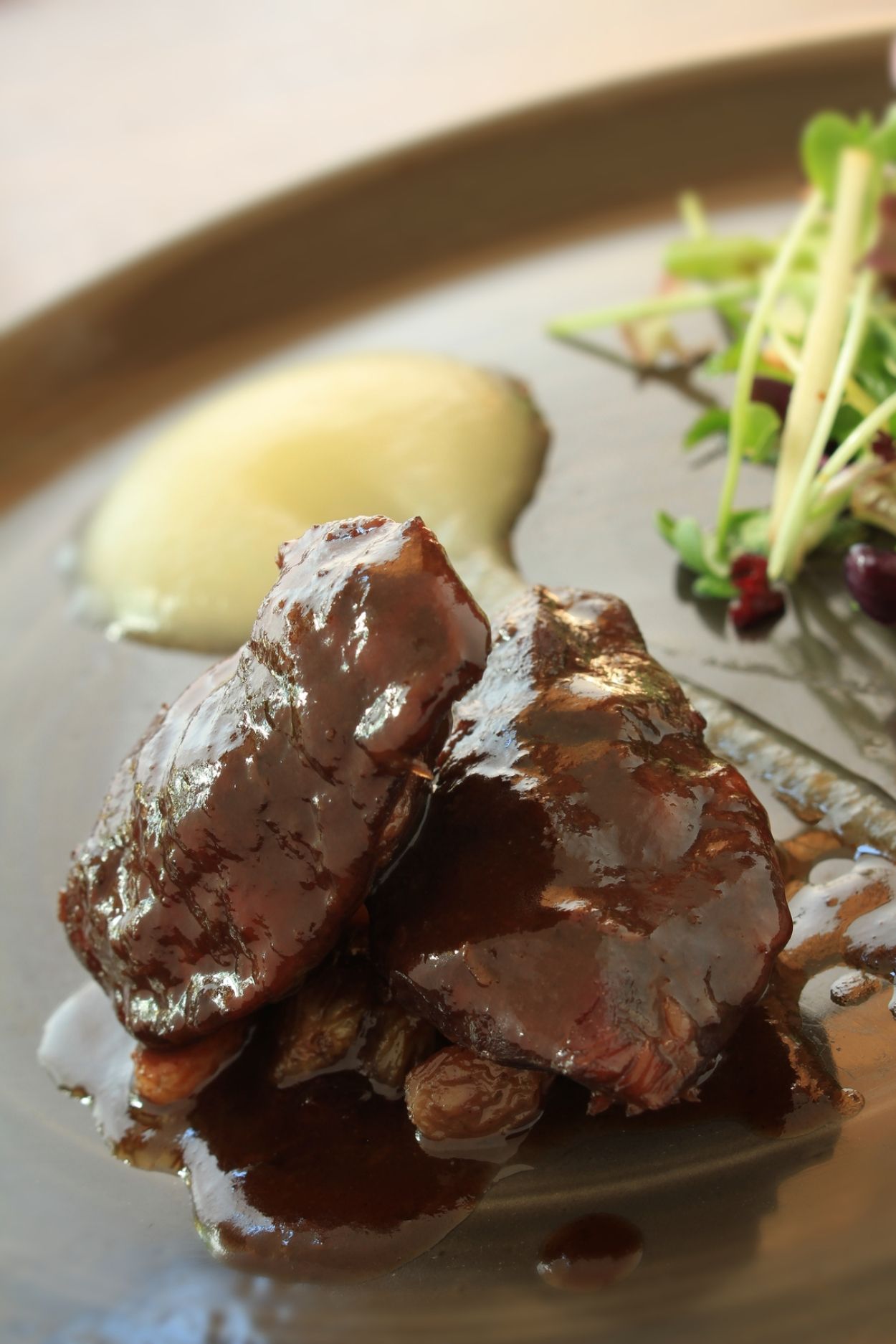 Receta de carrilleras tradicionales y la versión del chef madrileño Eduardo Casquero
