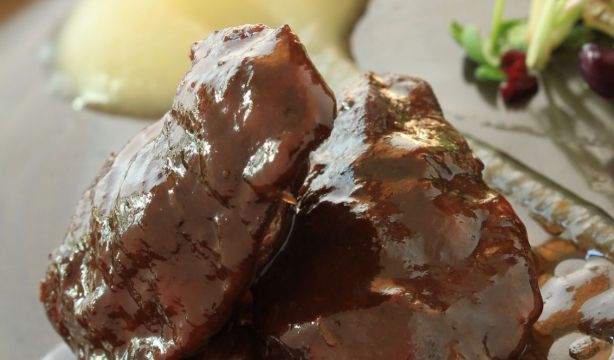 Receta de carrilleras tradicionales y la versión del chef madrileño Eduardo Casquero
