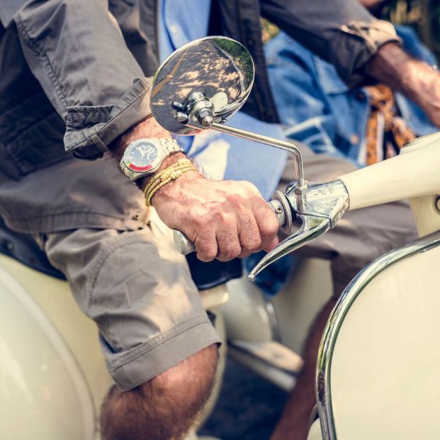 Las scooter y las motos de carretera, las opciones preferidas entre los conductores sénior (Bigstock) Las scooter y las motos de carretera, las opciones preferidas entre los conductores sénior (Bigstock)