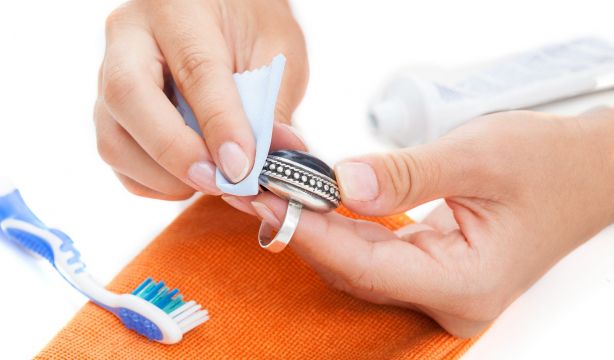 Un químico revela el truco para limpiar joyas y que queden como nuevas