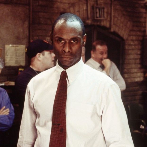 Lance Reddick es Daniels