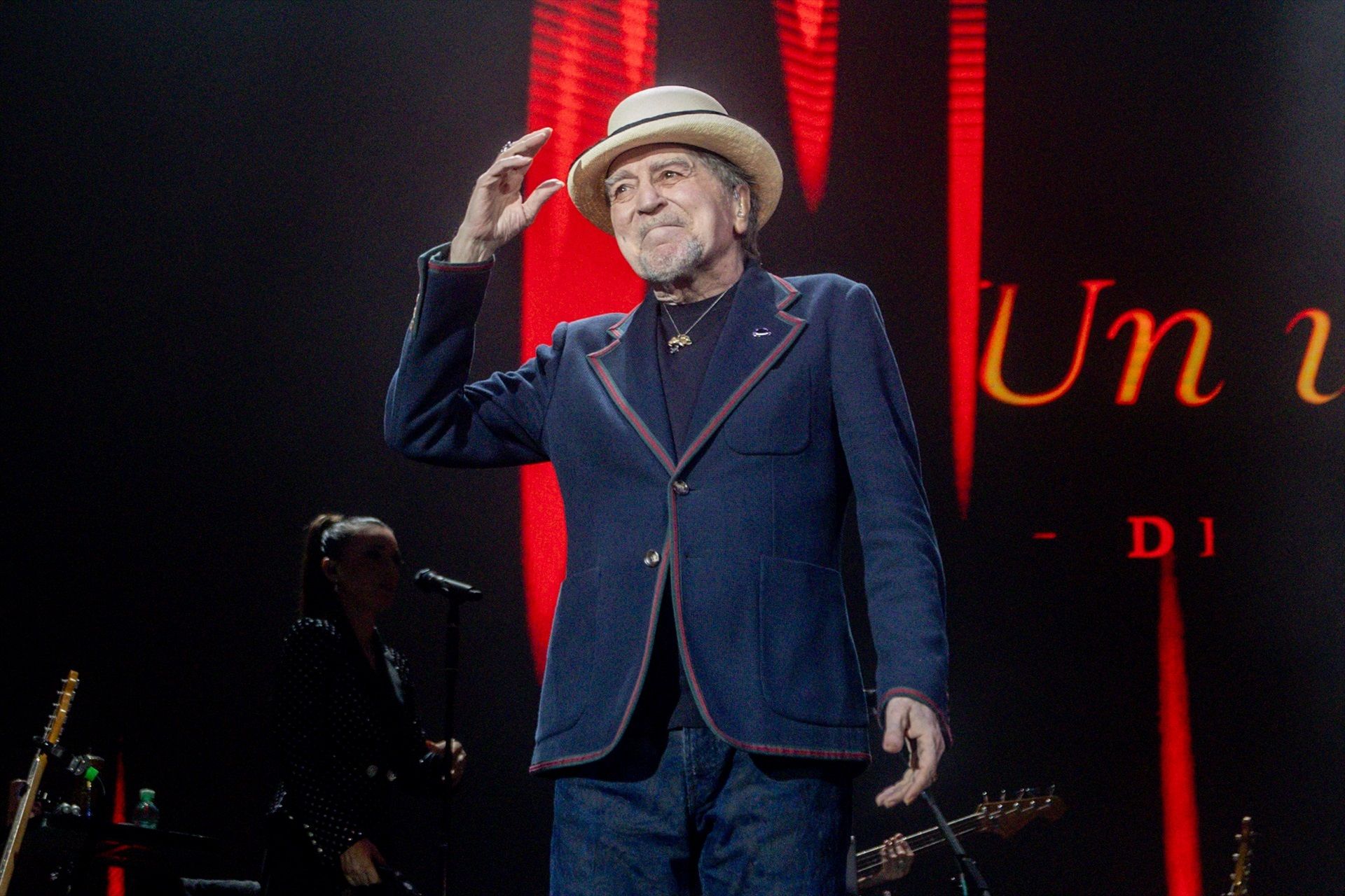 Joaquín Sabina llena de 'bombines' el Madrid Arena en su concierto de despedida