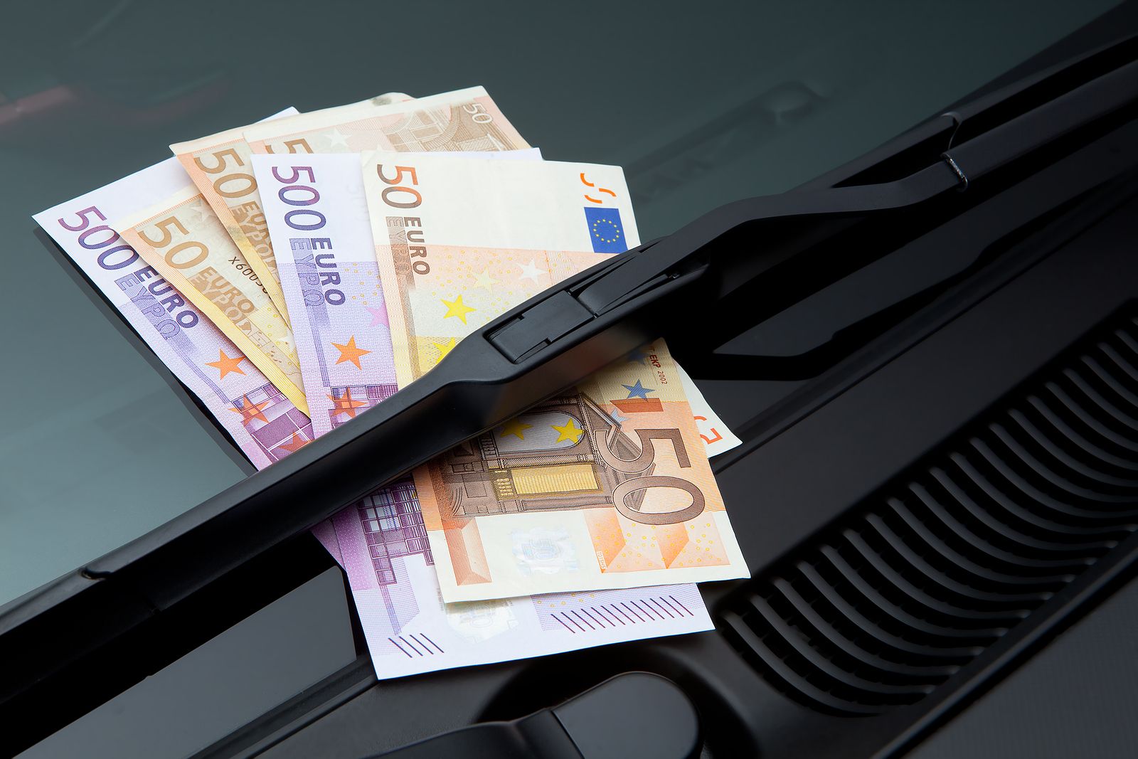 ¿Un billete de 50 euros en tu coche? Cuidado: es una estafa