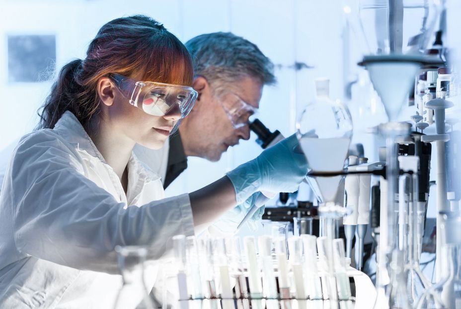 Dos científicos investigando. Bigstock Dos científicos investigando. Bigstock