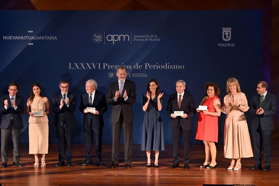 EuropaPress 6736606 premiados posan junto reyes resto autoridades entrega premios asociacion EuropaPress 6736606 premiados posan junto reyes resto autoridades entrega premios asociacion
