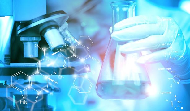 Científicos en un laboratorio. Bigstock 