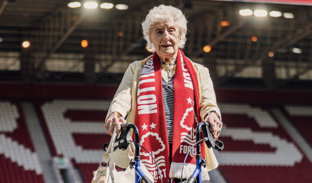 Un equipo de fútbol sorprende a una aficionada de 101 llevándola al estadio