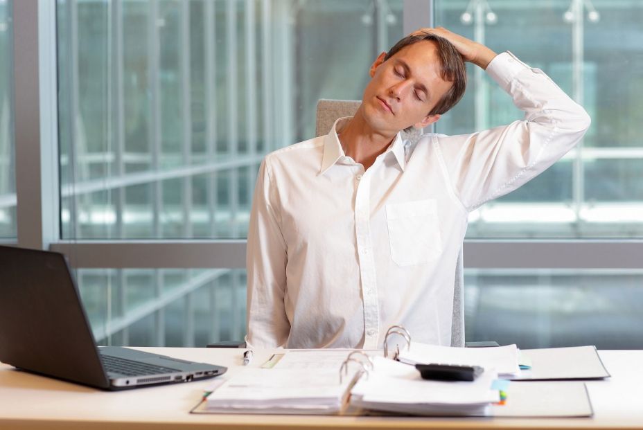 Un hombre realizando estiramientos de cuello. Bigstock Un hombre realizando estiramientos de cuello. Bigstock