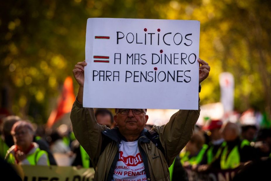 EuropaPress 6303338 hombre manifestacion pensiones publicas plaza neptuno puerta sol 26 octubre EuropaPress 6303338 hombre manifestacion pensiones publicas plaza neptuno puerta sol 26 octubre