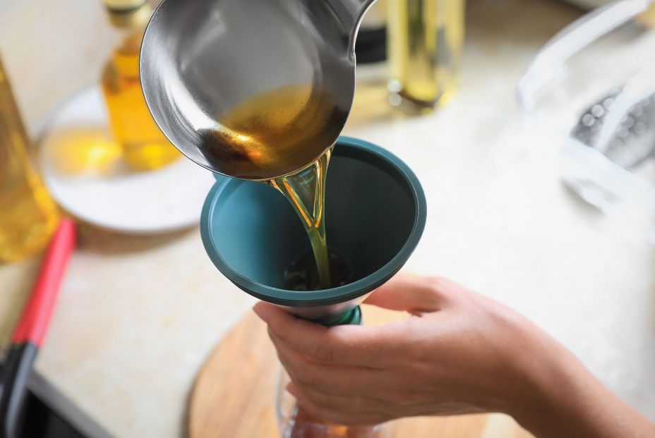 Tirar el aceite por el fregadero puede costarte hasta 100.000 euros: ¿dónde debes llevarlo? Tirar el aceite por el fregadero puede costarte hasta 100.000 euros: ¿dónde debes llevarlo?