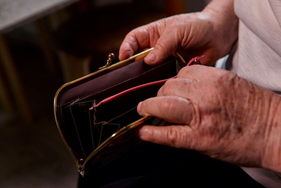 ahorro monedero senior pobreza mayor bigstock