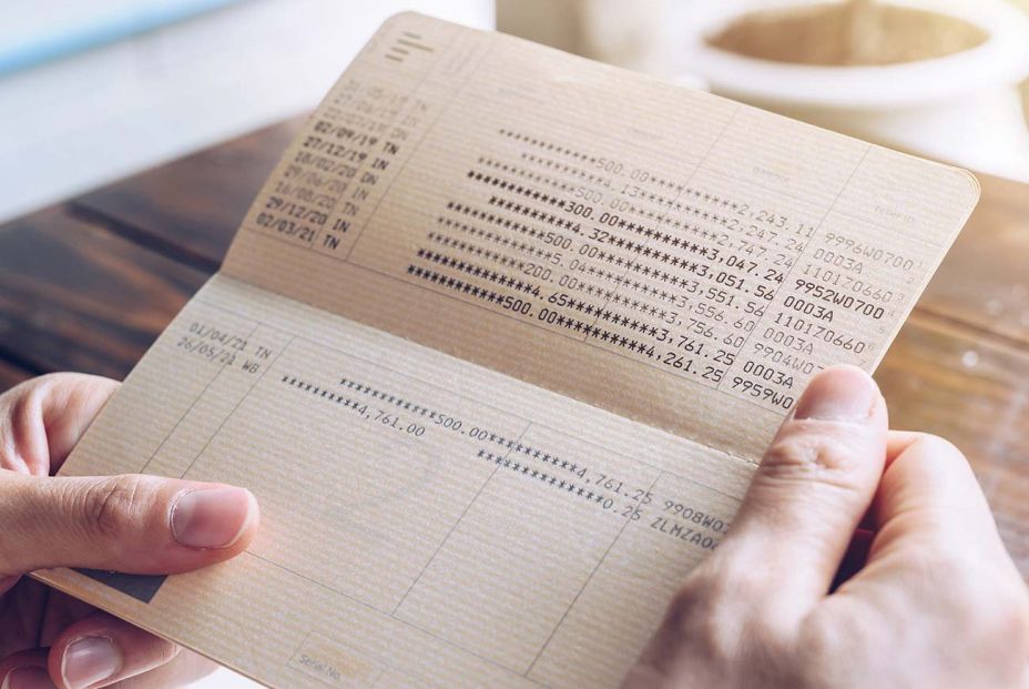banca bancos libreta cartilla ahorro ahorros banco anotacion tinta papel bigstock