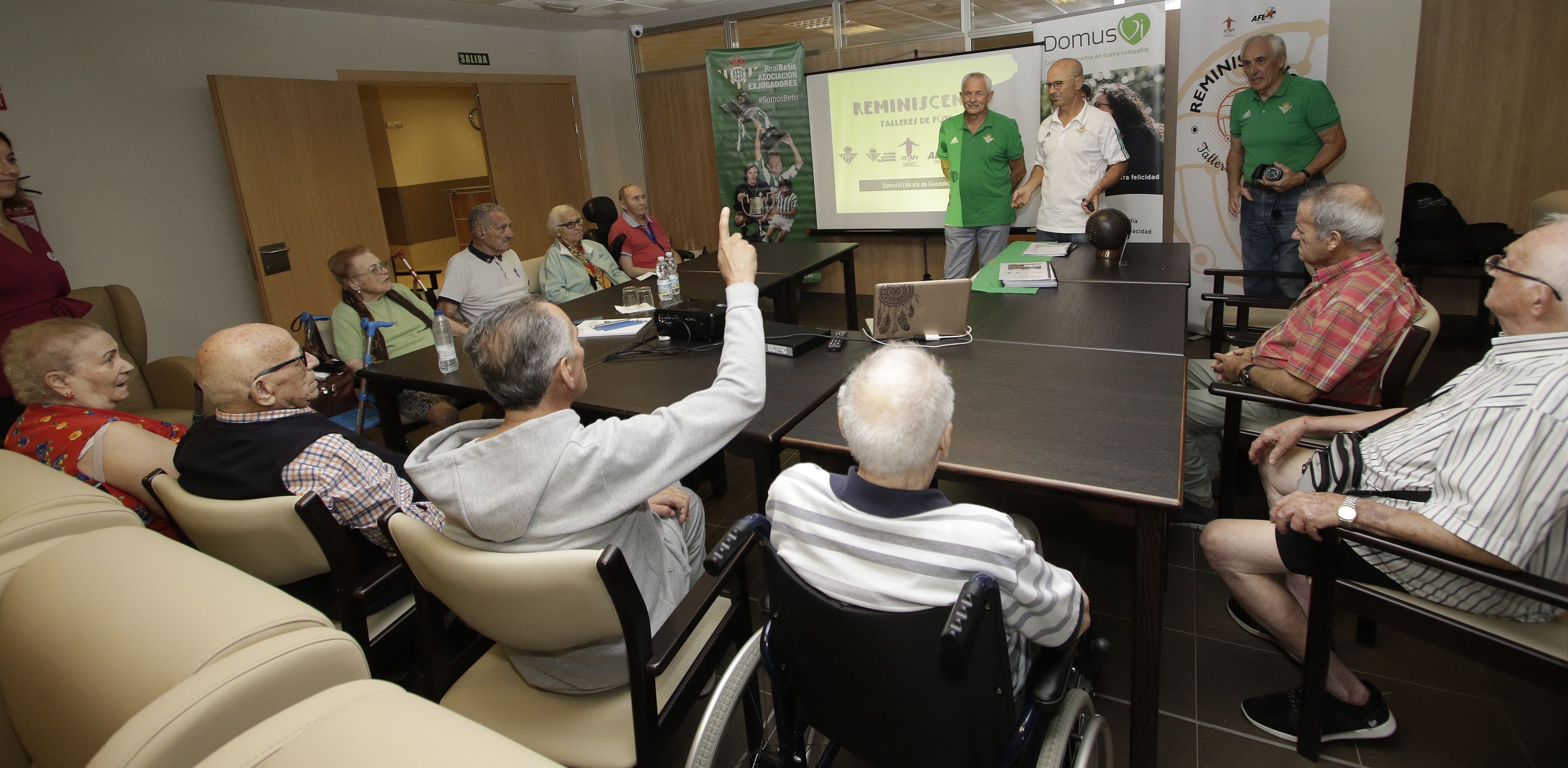 Exfutbolistas del Barça, Betis y Celta rememoran sus vivencias en residencias de sus ciudades