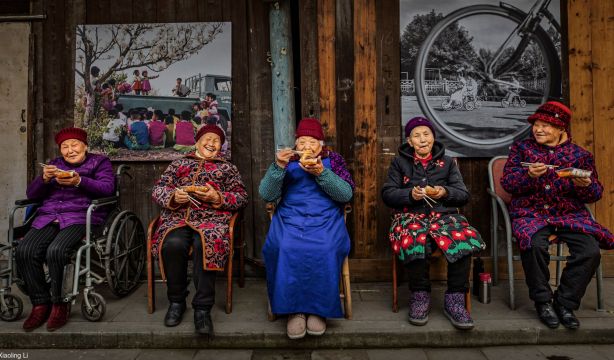 'Mayores comiendo comida deliciosa', mejor fotografía gastronómica de 2025 (Xiaoling Li)