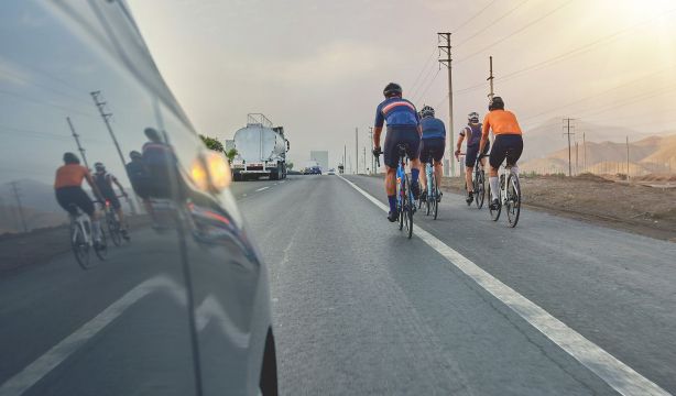 ¿Se puede adelantar a un ciclista si hay línea continua?