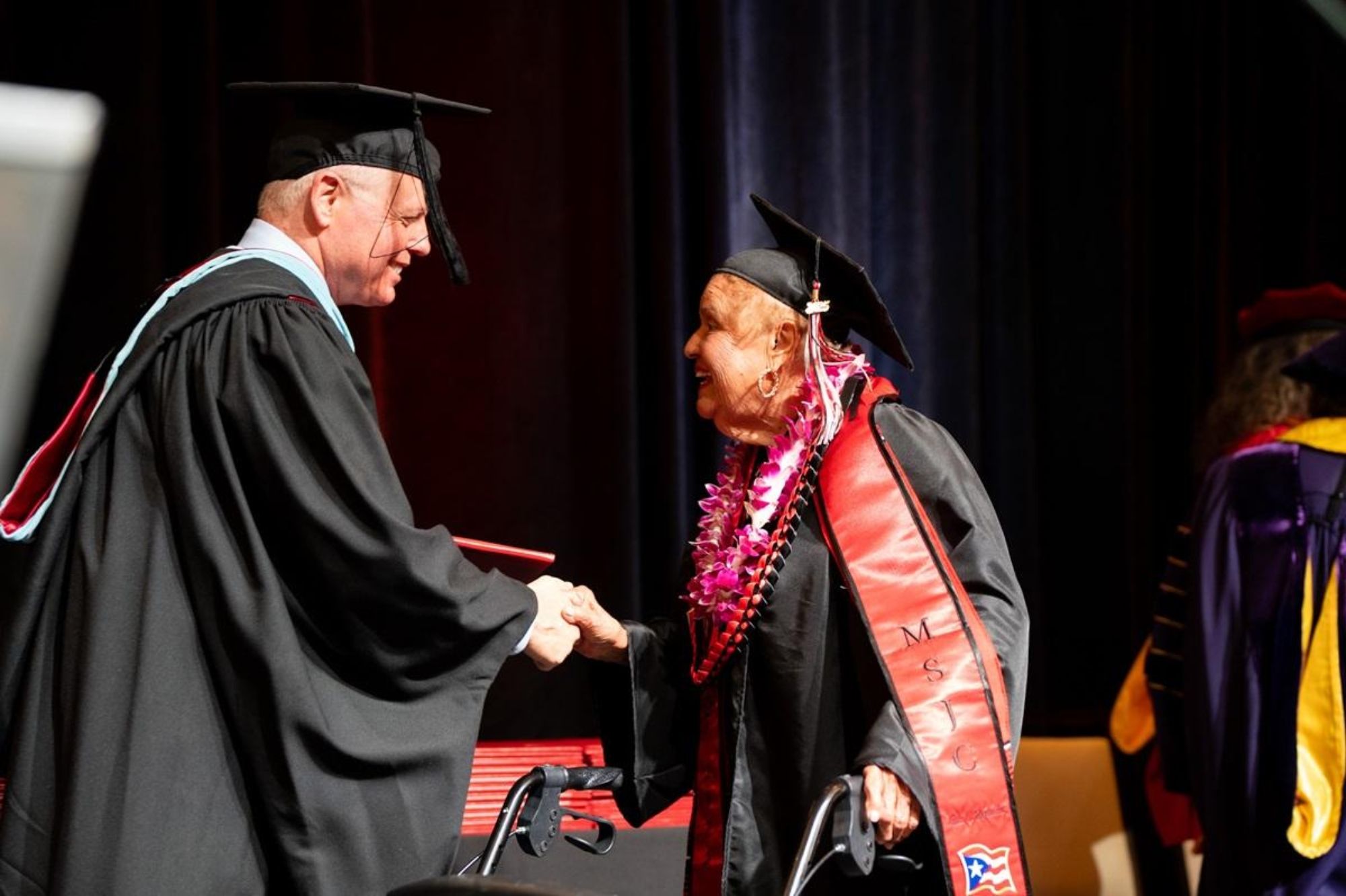 La inspiradora historia de Rita, graduada a los 90 años: "Lo importante es creer en ti misma" (Mt. San Jacinto College)